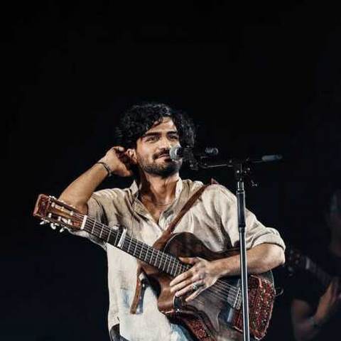 دانلود آهنگ ای تو تمام بودنم نگیر از قصه من بودنتو